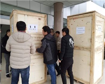給客戶(hù)上門(mén)送貨安裝并調(diào)試恒溫培養(yǎng)箱